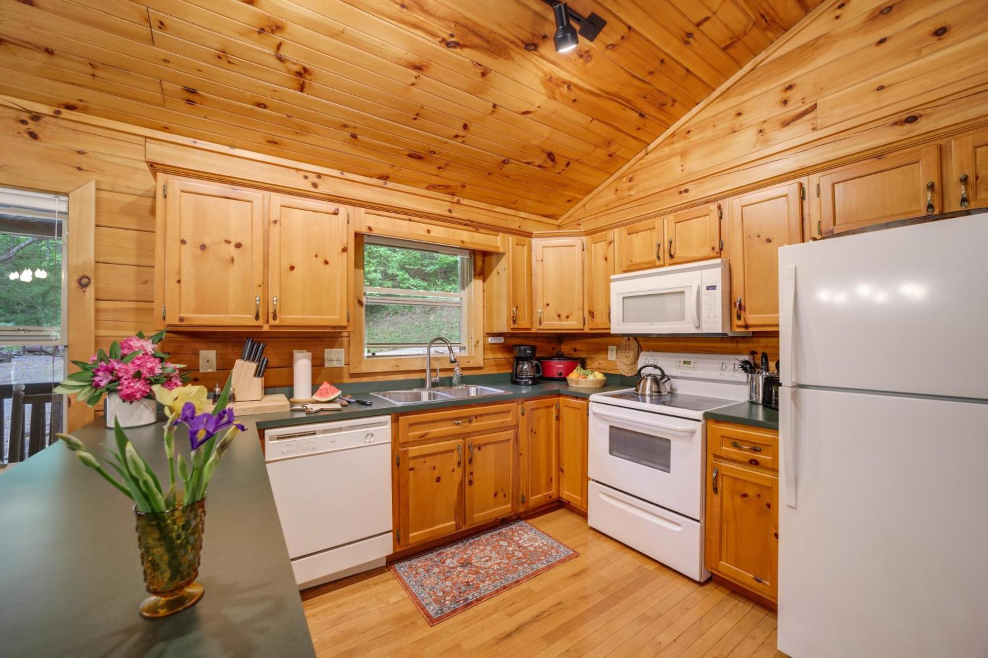 Peaceful Smoky Mountain Cabin With Deck And Fire Pit! 웨인즈빌 외부 사진
