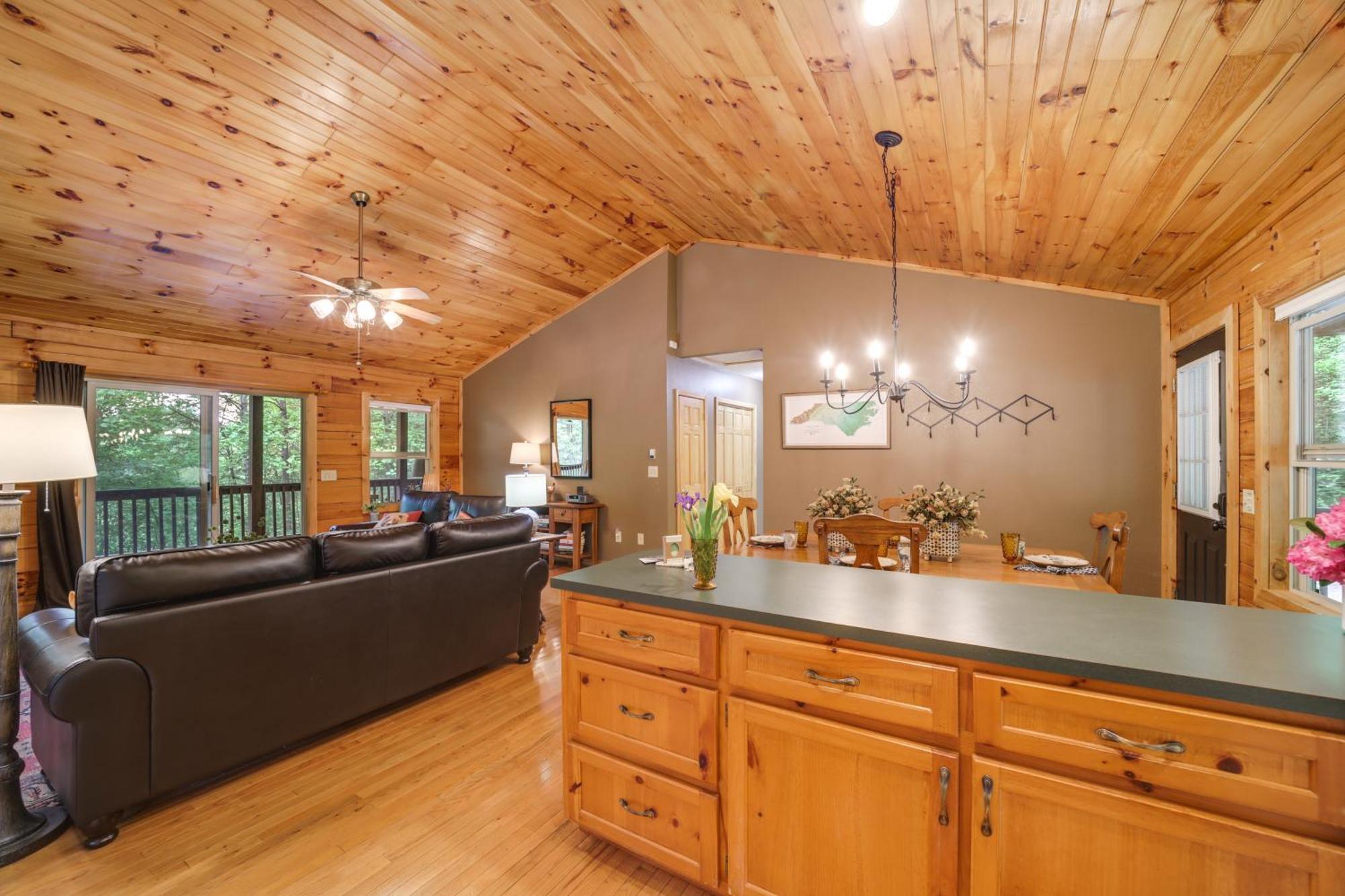Peaceful Smoky Mountain Cabin With Deck And Fire Pit! 웨인즈빌 외부 사진