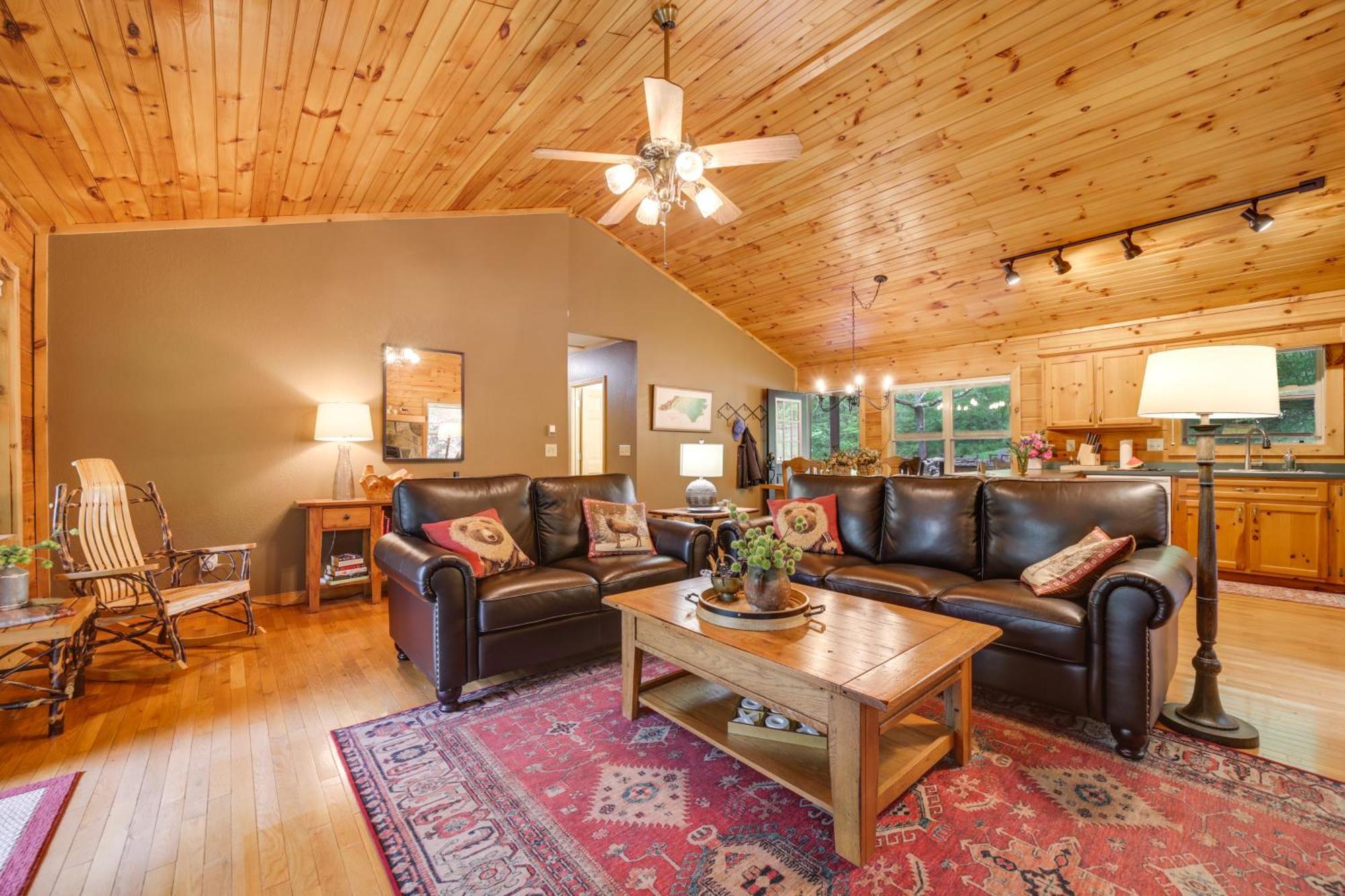 Peaceful Smoky Mountain Cabin With Deck And Fire Pit! 웨인즈빌 외부 사진