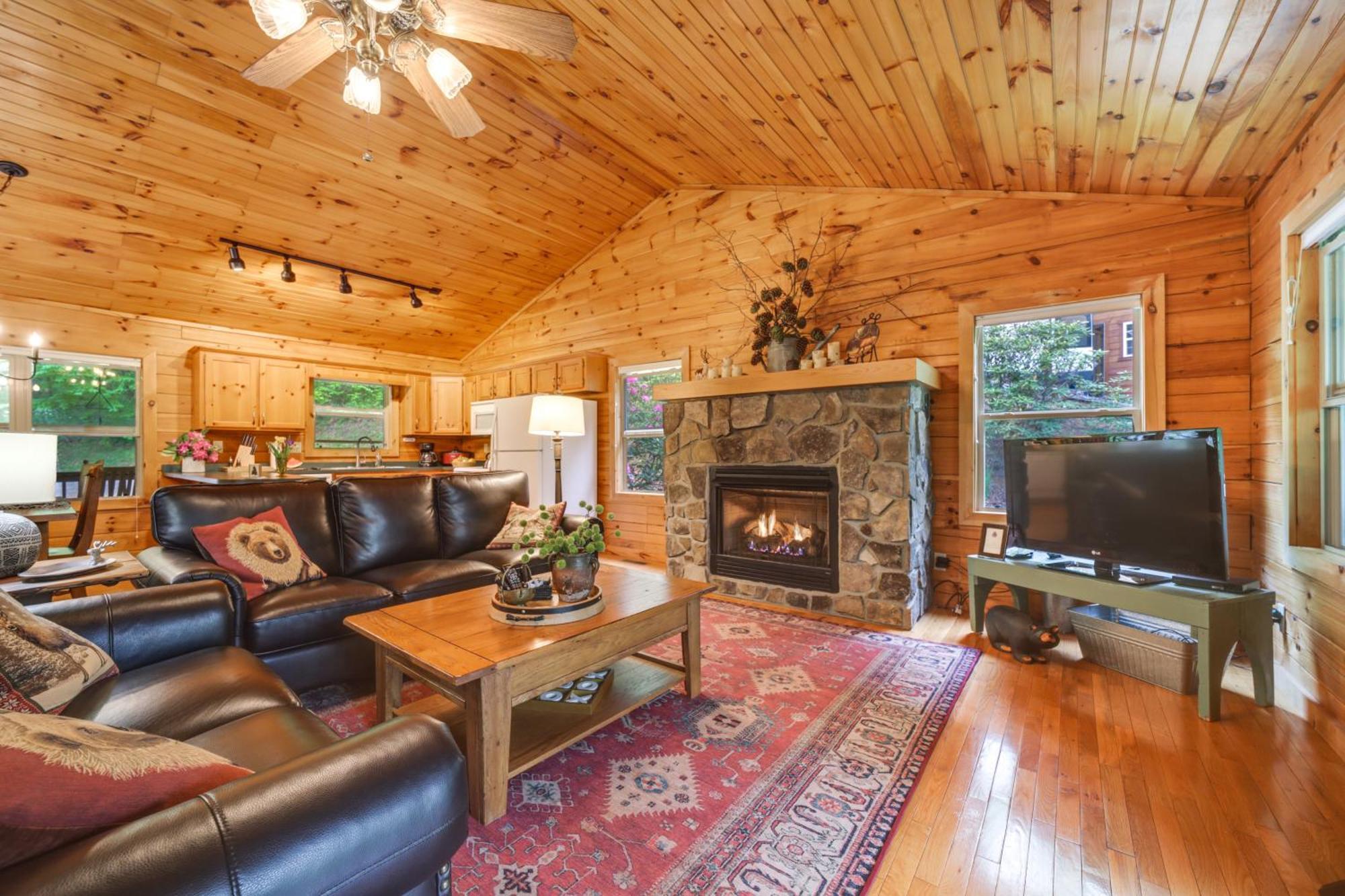 Peaceful Smoky Mountain Cabin With Deck And Fire Pit! 웨인즈빌 외부 사진