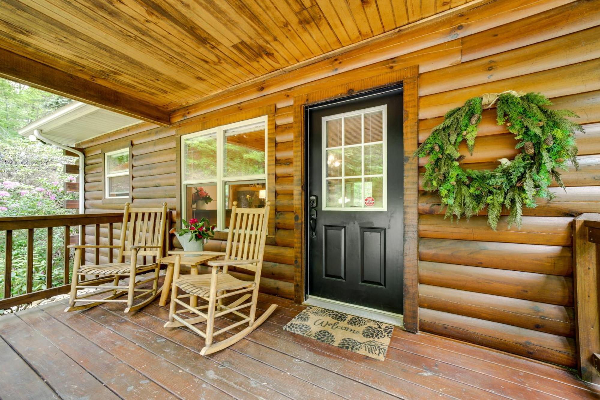 Peaceful Smoky Mountain Cabin With Deck And Fire Pit! 웨인즈빌 외부 사진