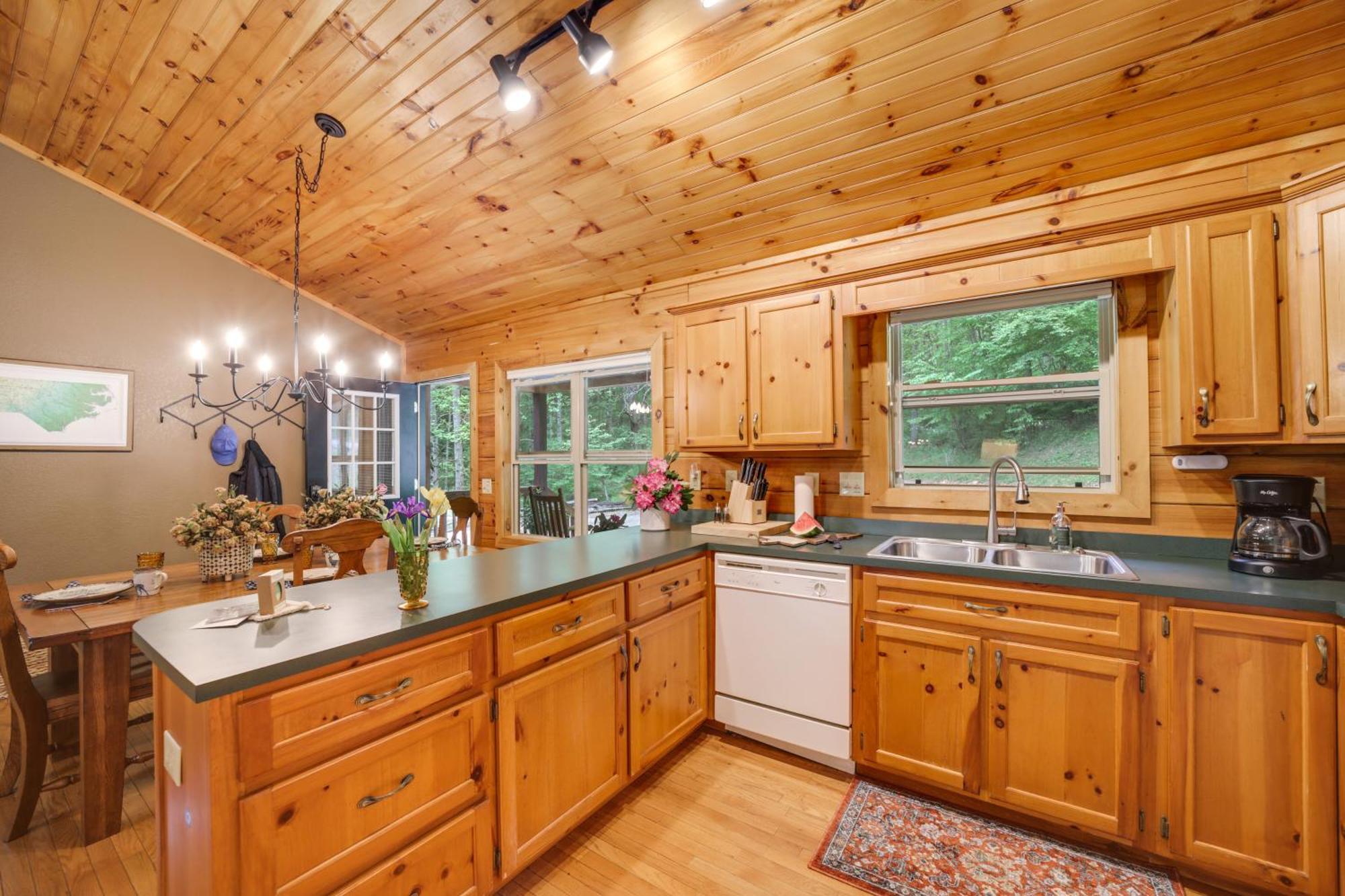 Peaceful Smoky Mountain Cabin With Deck And Fire Pit! 웨인즈빌 외부 사진