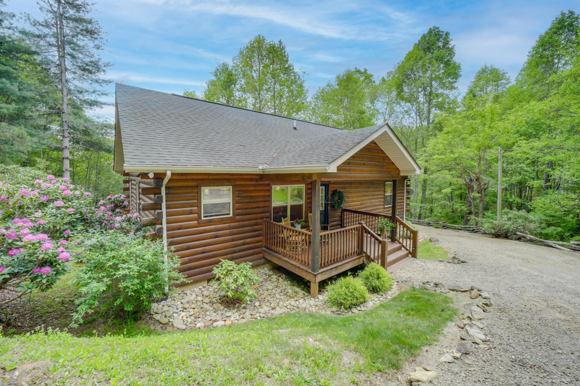Peaceful Smoky Mountain Cabin With Deck And Fire Pit! 웨인즈빌 외부 사진