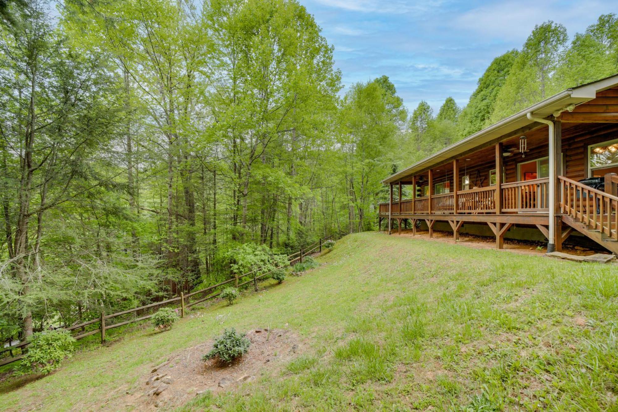 Peaceful Smoky Mountain Cabin With Deck And Fire Pit! 웨인즈빌 외부 사진