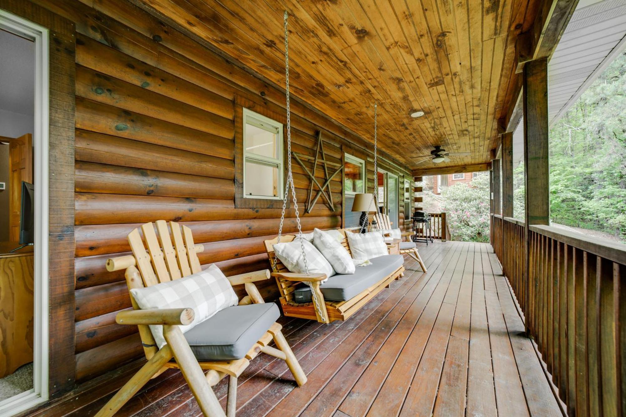 Peaceful Smoky Mountain Cabin With Deck And Fire Pit! 웨인즈빌 외부 사진