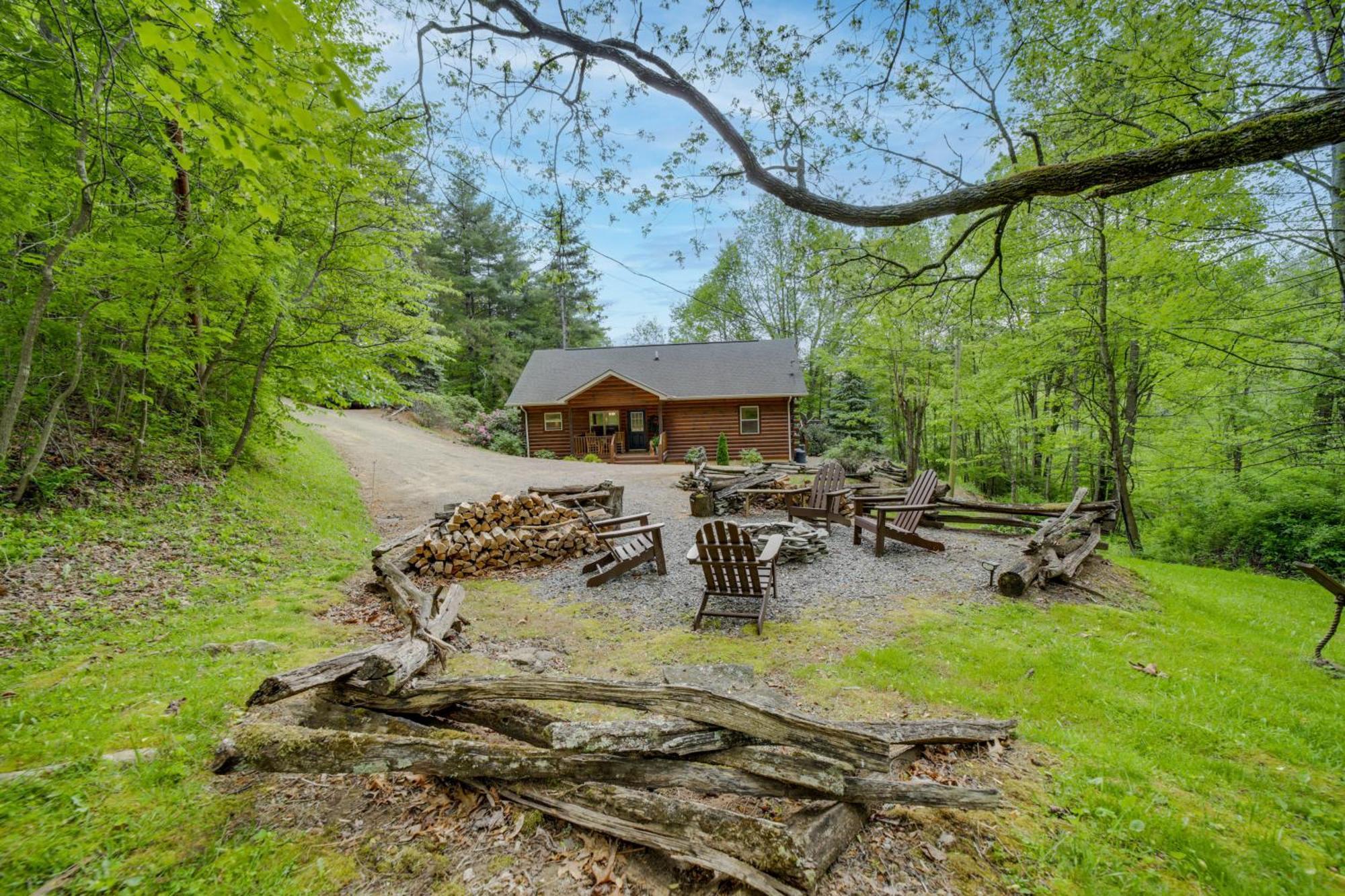 Peaceful Smoky Mountain Cabin With Deck And Fire Pit! 웨인즈빌 외부 사진