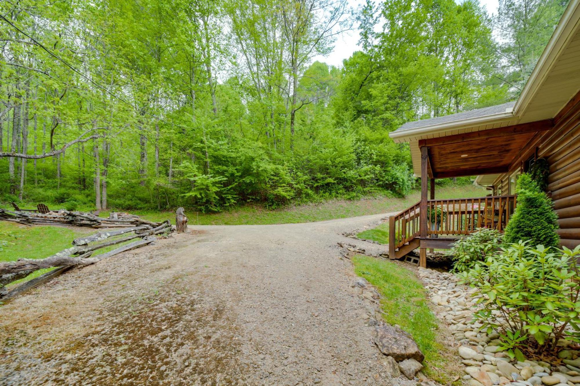 Peaceful Smoky Mountain Cabin With Deck And Fire Pit! 웨인즈빌 외부 사진