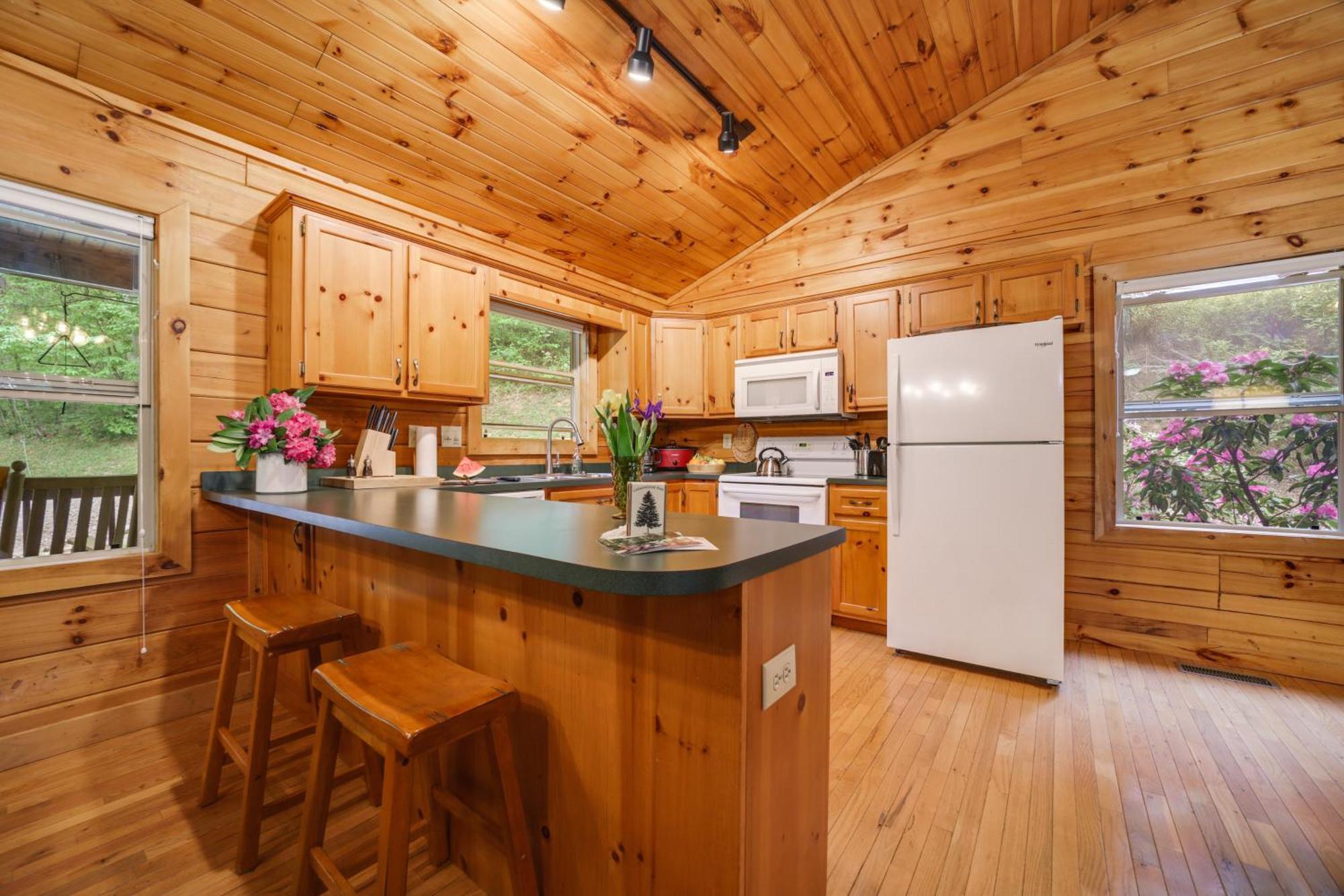 Peaceful Smoky Mountain Cabin With Deck And Fire Pit! 웨인즈빌 외부 사진